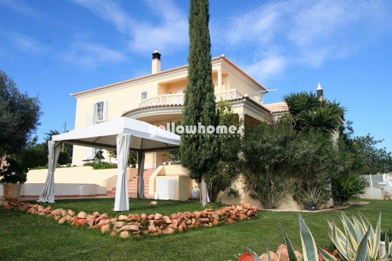 Espaçosa moradia V4 com piscina perto de Vilamoura e comodidades